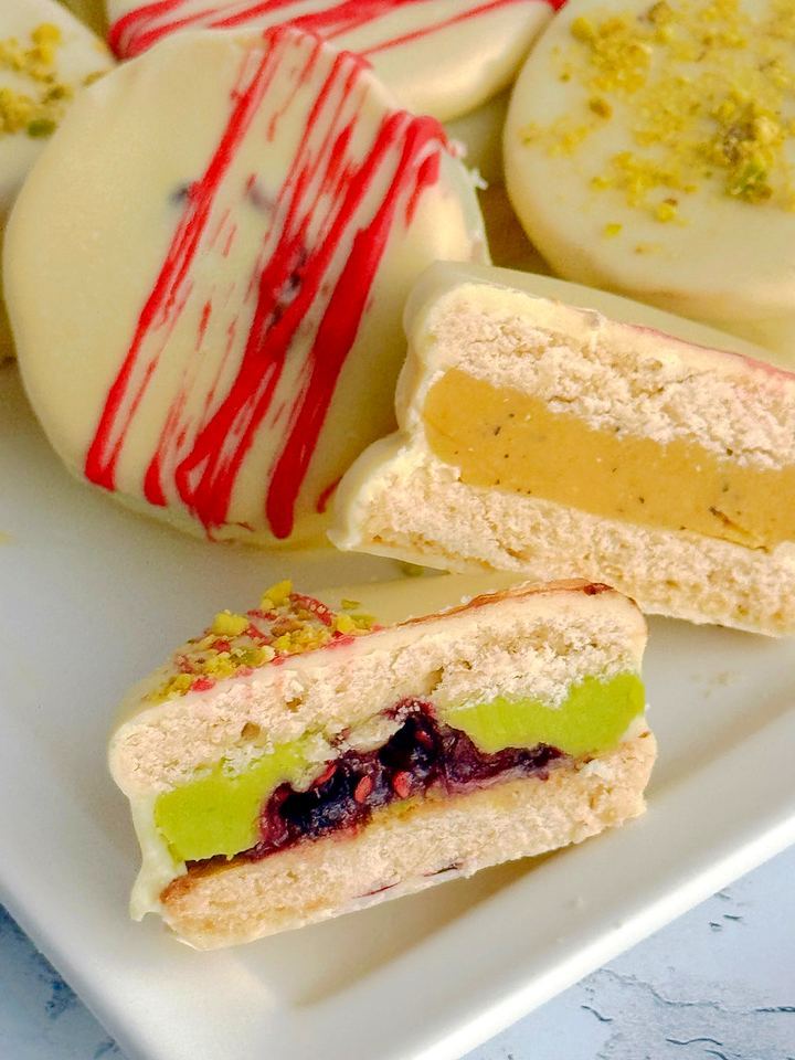 White chocolate alfajores filled with pistachio and red berries in Playa del Carmen