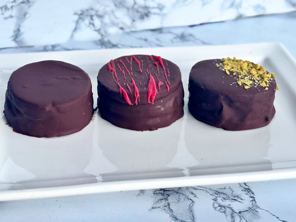 Dark chocolate alfajores with pistachio in Playa del Carmen