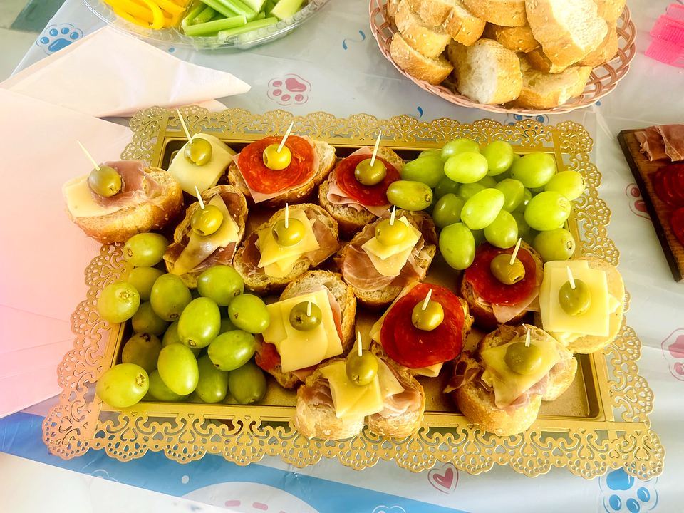 Canapé tray with grapes and cheese in Playa del Carmen