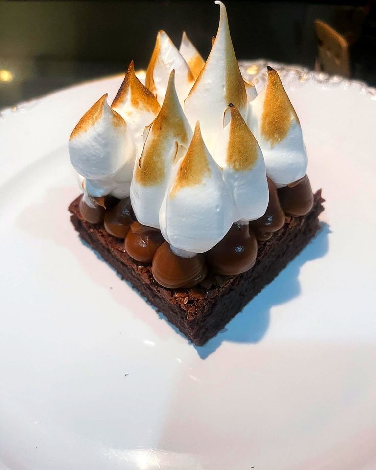 Patagonian brownie with dulce de leche and meringue in Playa del Carmen