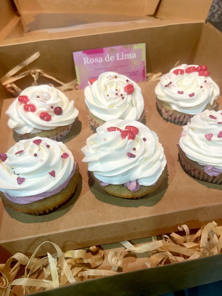 Box of Rosa de Lima Pastelería cupcakes in Playa del Carmen