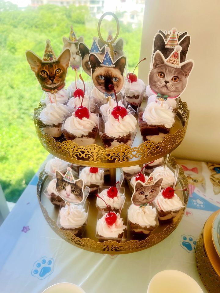 Cupcake tower decorated with kittens for a party in Playa del Carmen