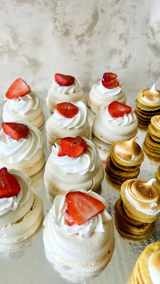 Mini pavlovas and petit fours with strawberries in Playa del Carmen