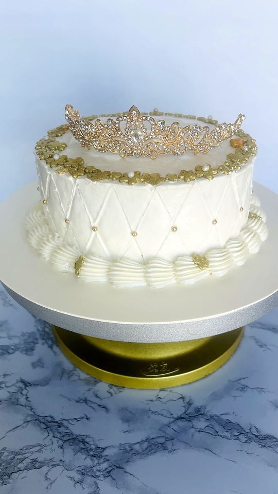 White quilted cake with tiara in Playa del Carmen
