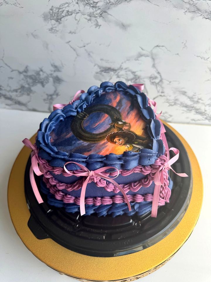 Toy Story heart cake with edible image and pink bows in Playa del Carmen