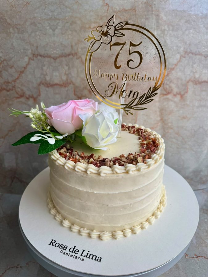 Pastel de cumpleaños 75 con flores y nuez en Playa del Carmen