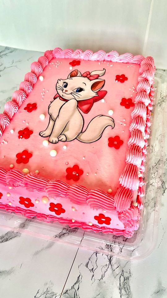 Pink Marie the cat cake in Playa del Carmen