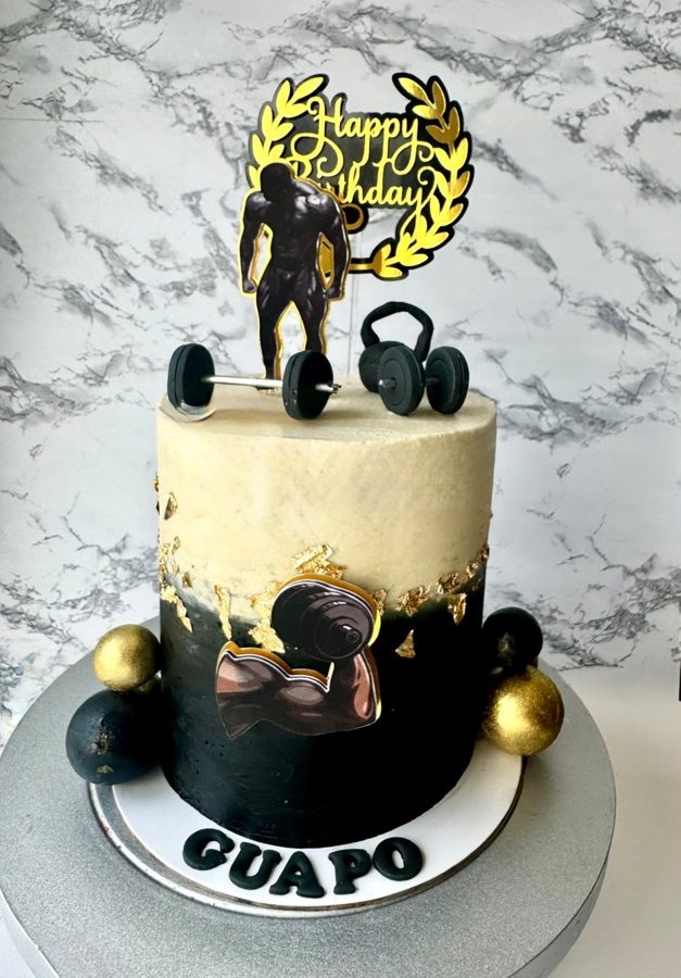 Pastel personalizado de gimnasio negro y dorado en Playa del Carmen