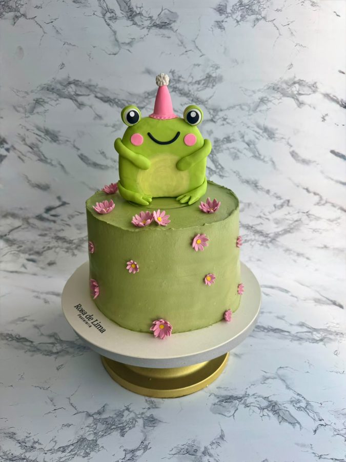 Pastel personalizado de rana con flores rosas en Playa del Carmen
