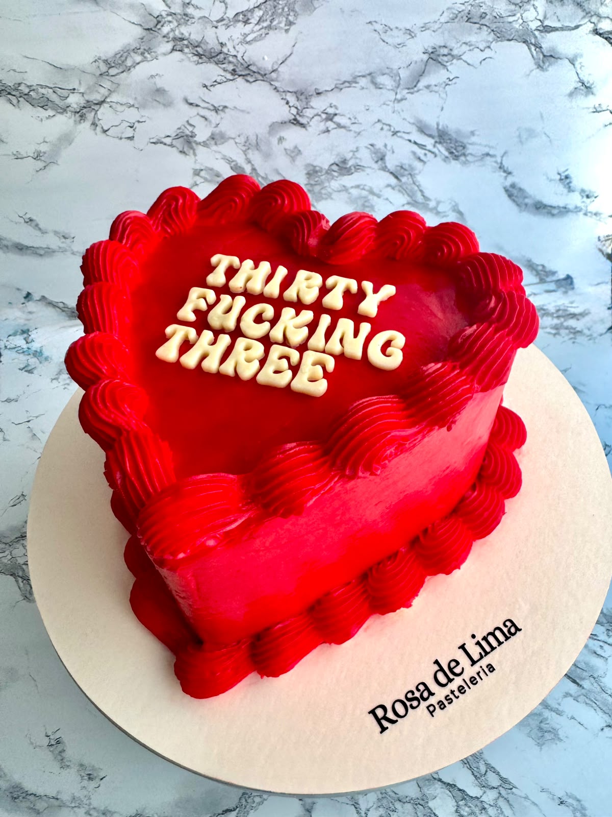 Pastel personalizado rojo en Playa del Carmen