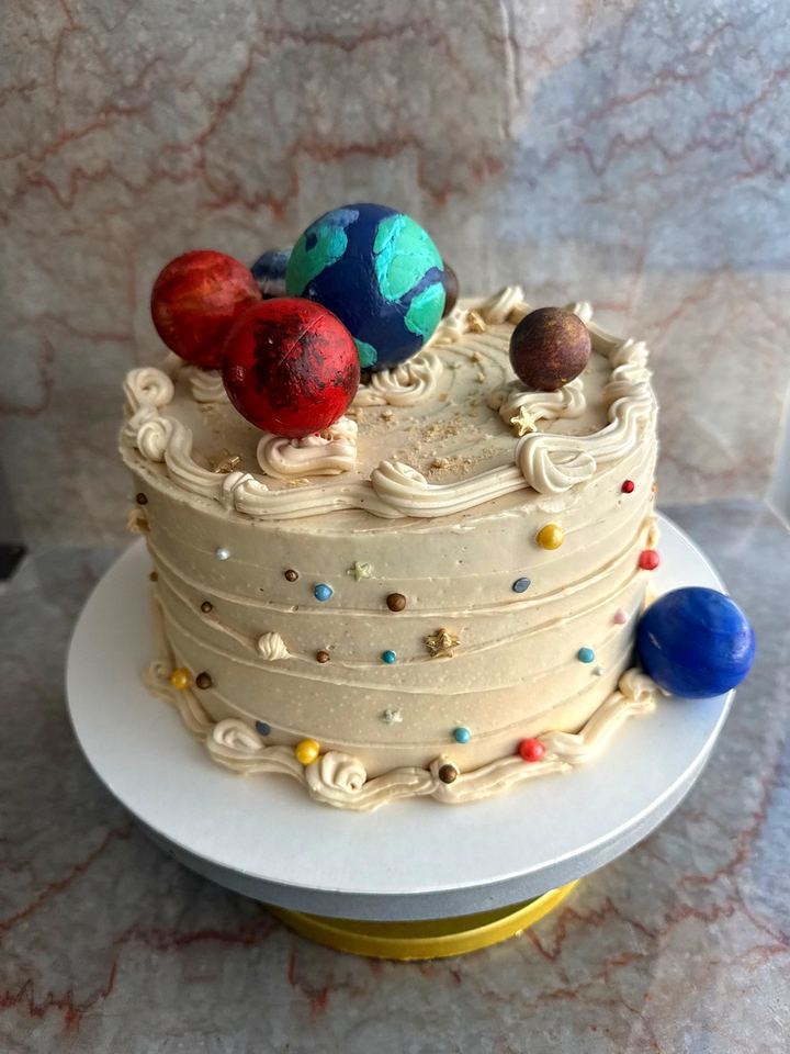 Universe cake with chocolate planets in Playa del Carmen