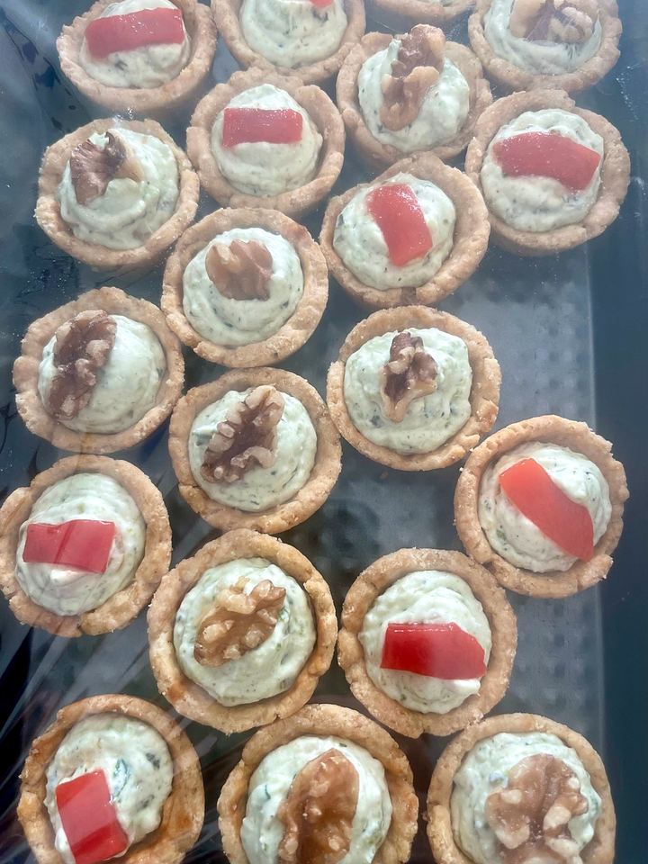 Savory cream cheese tartlets with walnut and red pepper for events in Playa del Carmen